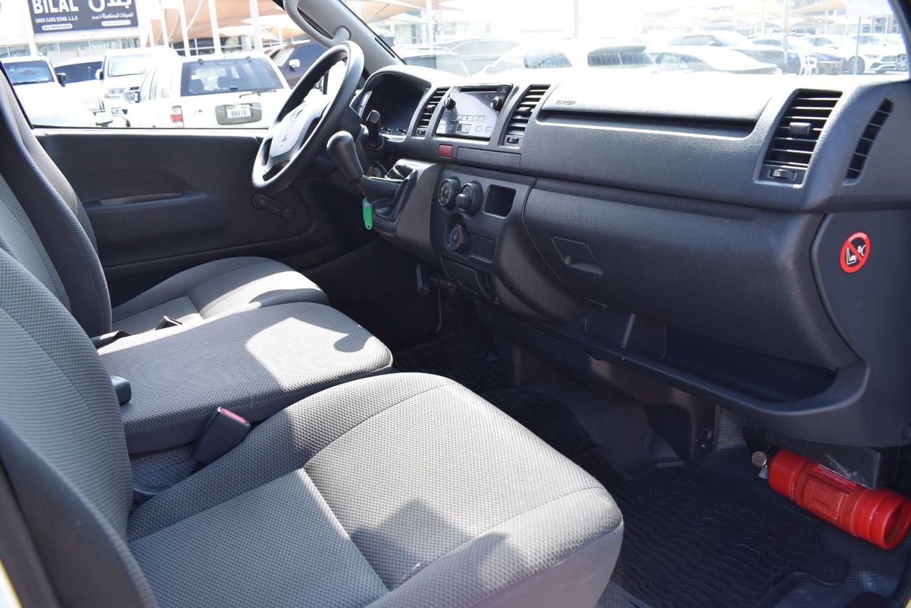 Toyota Hiace GL Toyota Hiace Std Roof Van 2.7L, Model: 2021. Only done 37000 Km