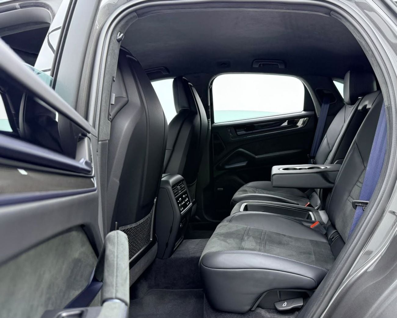 Porsche Cayenne TURBO GT 2024 Porsche Cayenne Turbo GT, Porsche Warranty + Full Porsche Service History, GCC Specs.