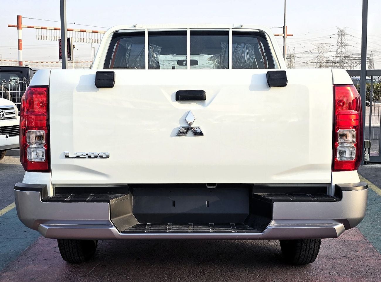 Mitsubishi L200 Mitsubishi L200 Pick Up M_Line Mitsbishi L200 Pick Up 2.4L A/T Diesel 4*4 M_Line GCC White color 2026 Model