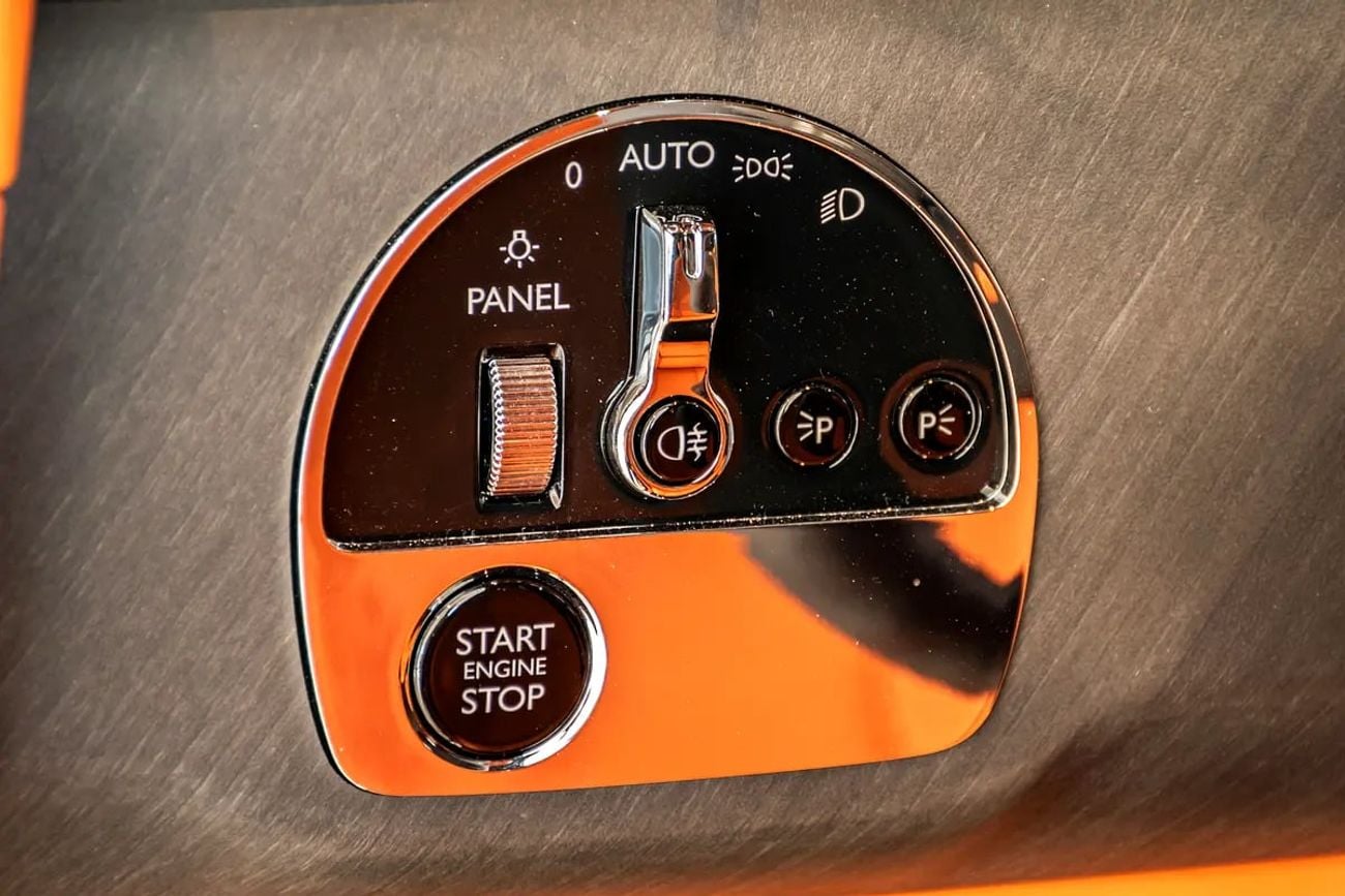 Rolls Royce Cullinan Silver Badge - GCC Specs - Brand