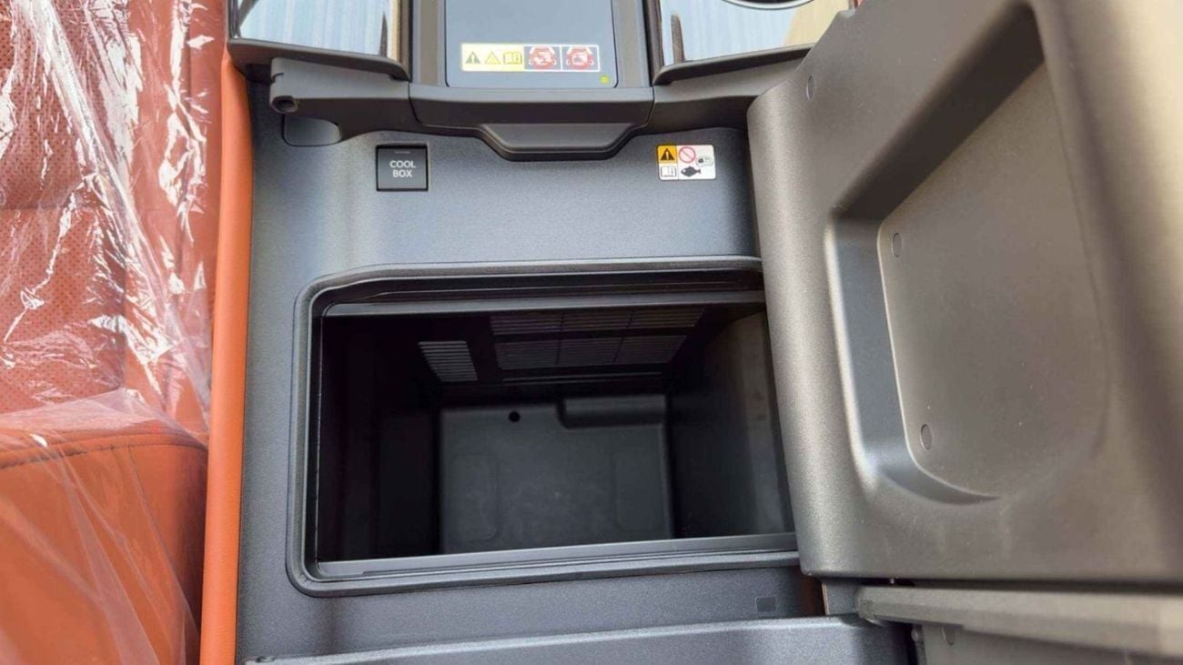 لكزس LX 600 VIP لكزس LX600 VIP - موديل 2026، لون أسود/برتقالي