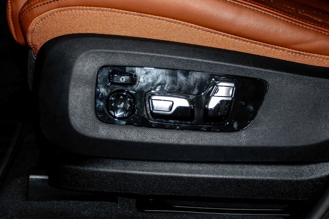 بي أم دبليو X7 XDRIVE40i لوكس M SPORT PACKAGE سيارة X7 xDrive40i الفاخرة مع باقة M الرياضية، 7 مقاعد