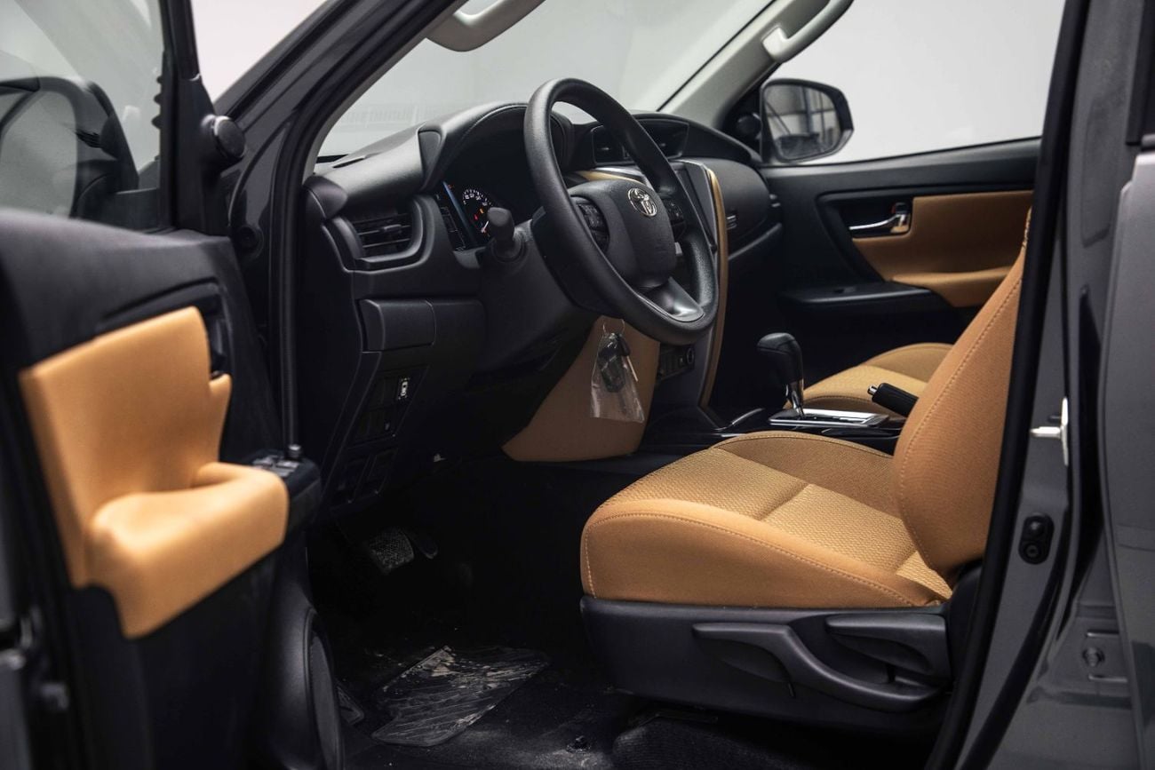 تويوتا فورتونر 2.4L - Grey Metallic Inside Chamois | Export Only