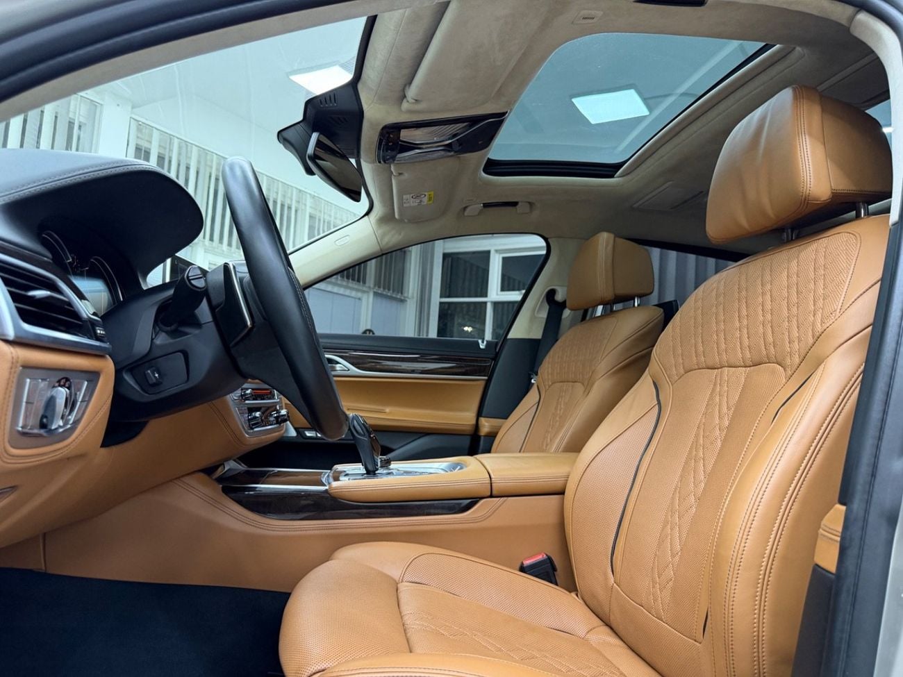 BMW 750Li XDRIVE LUXURY EXECUTIVE GCC .. FSH .. Perfect Condition .. Top Range .. Low Milegea