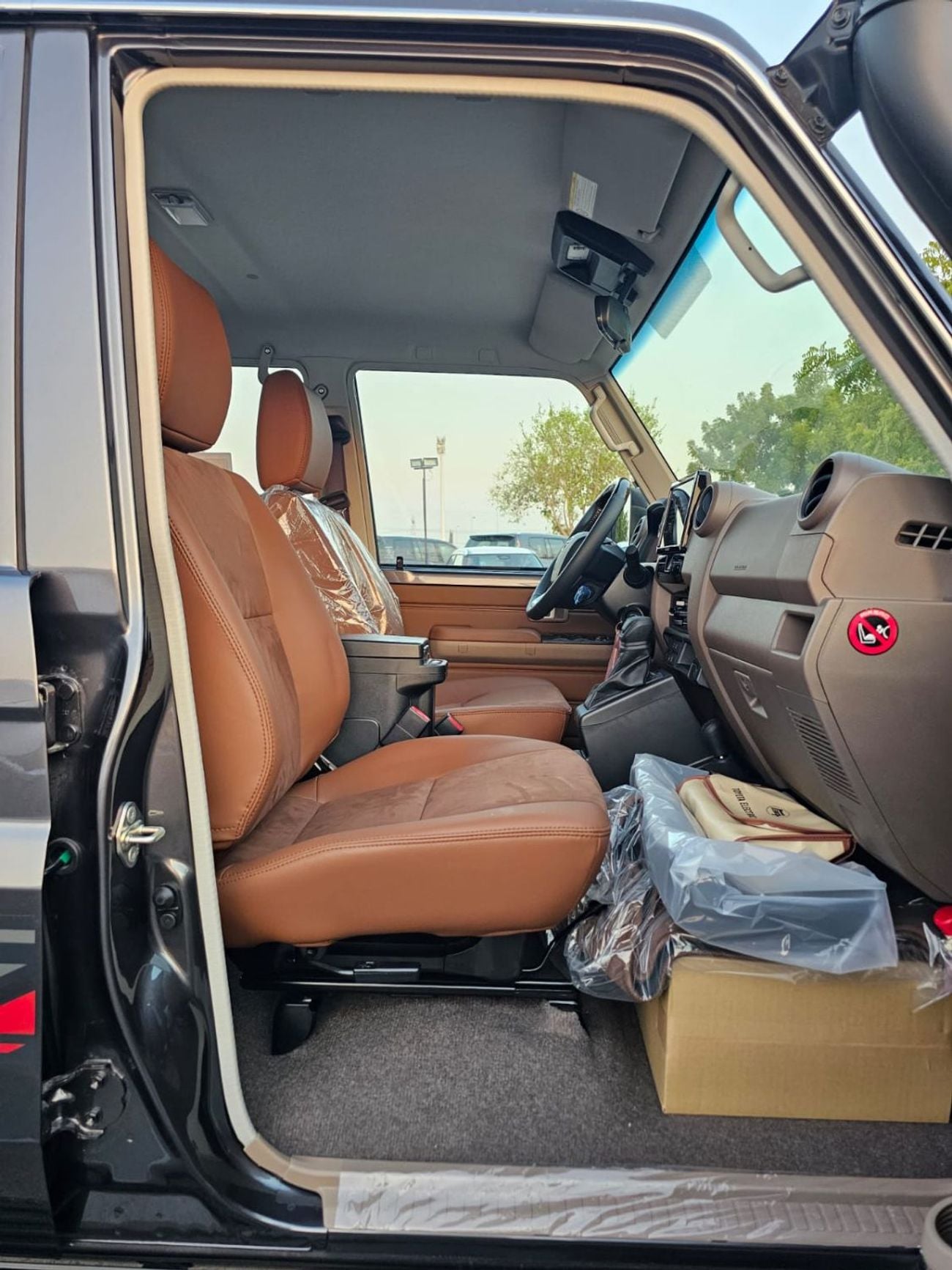 Toyota Land Cruiser 70 LC76 HARDTOP 5DOOR || 4.0L PETROL V6 A/T | FULL OPTION / LEATER SEATS / REAR CAMERA / OVER FENDER /