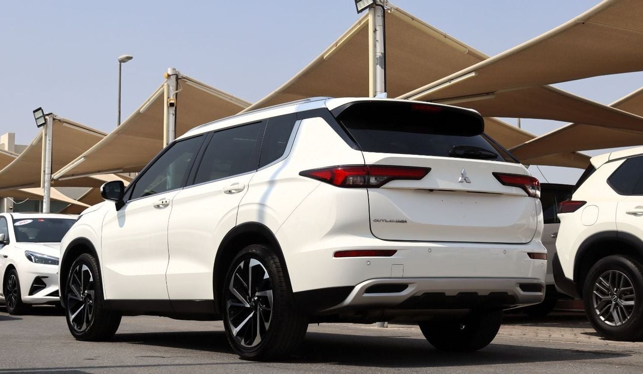 ميتسوبيشي آوتلاندر GLS HIGHLINE خالية من الحوادث - خليجية - طلاء أصلي - حالة ممتازة من الداخل والخارج - خط H
