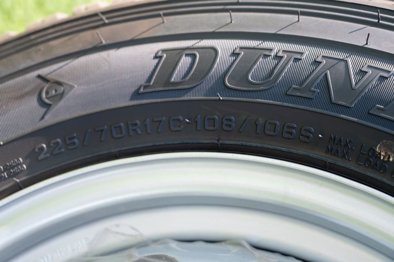 تويوتا هيلوكس Hilux 2.4 Diesel Four Wheel Drive 2 Door Manual Transmission