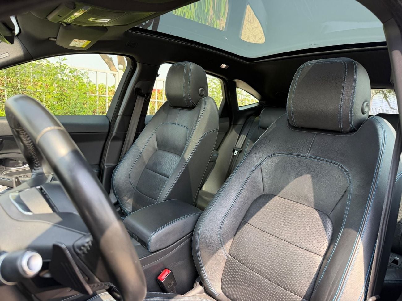 جاكوار E Pace R-DYNAMIC SE P250 جاكوار إي بيس 2018، خليجية، قطعت 90,000 كم، بدون حوادث، مفتاحان