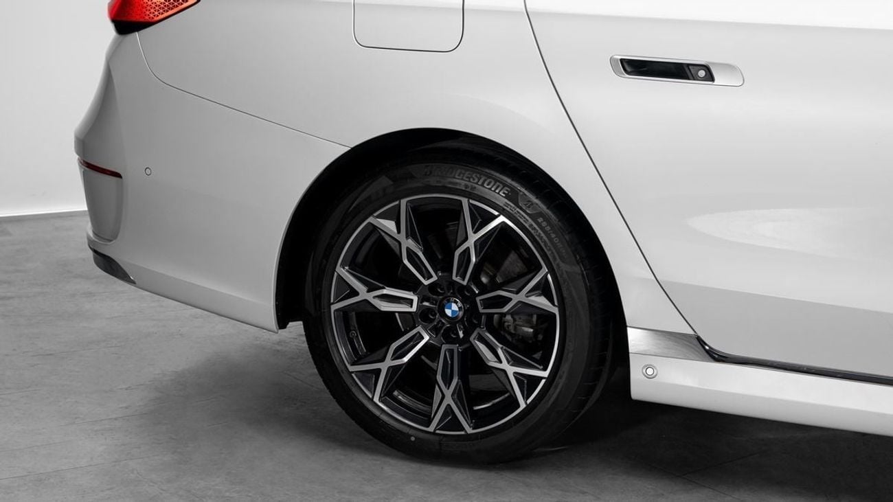BMW 735i STANDARD - 2023 - GCC Specs - Under Service Contract