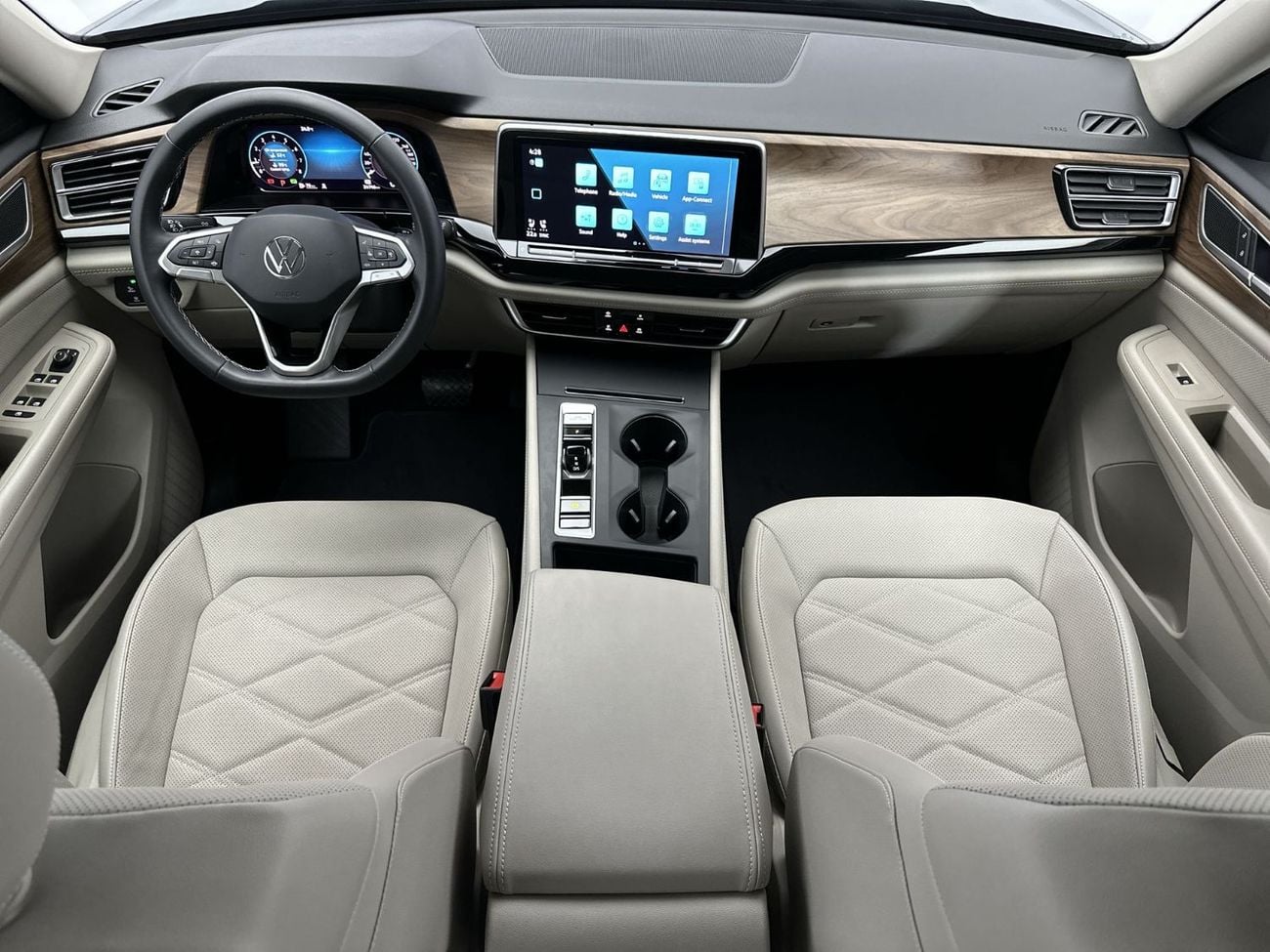 Volkswagen Teramont COMFORTLINE Teramont Trend 2.0 L with Alloy Wheels | GCC Specs | Keyless Start and Access | VW Certified