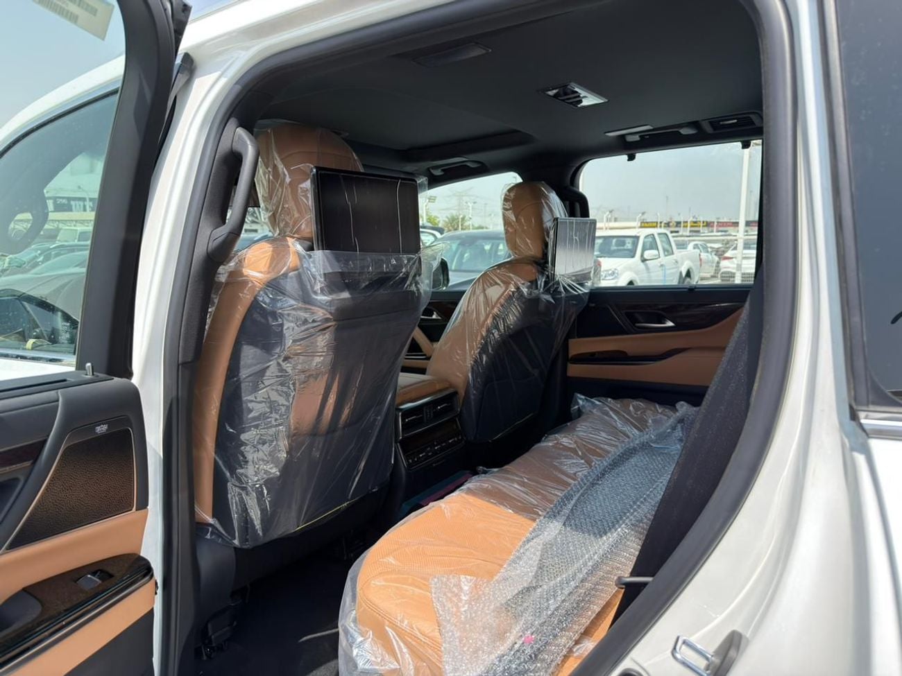لكزس LX 700h SIGNATURE لكزس LX 700 هايبرد، نظام ركن آلي، أبيض/بيج.