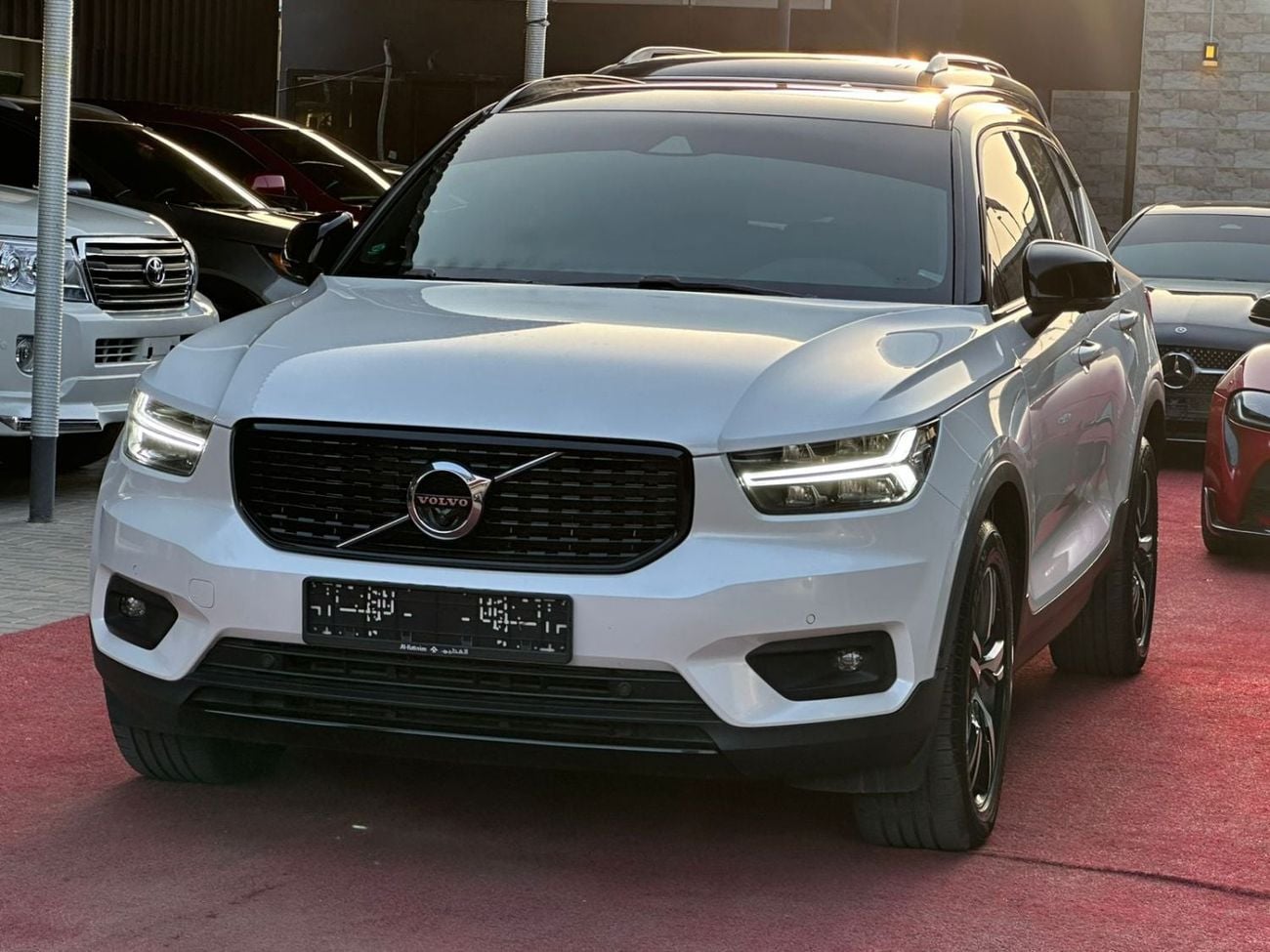 فولفو XC 40 R DESIGN فولفو XC40 T4 موديل 2020 بمواصفات خليجية، كروس أوفر فاخرة بتصميم رياضي وتجهيزات أمان وراحة متقدمة، م