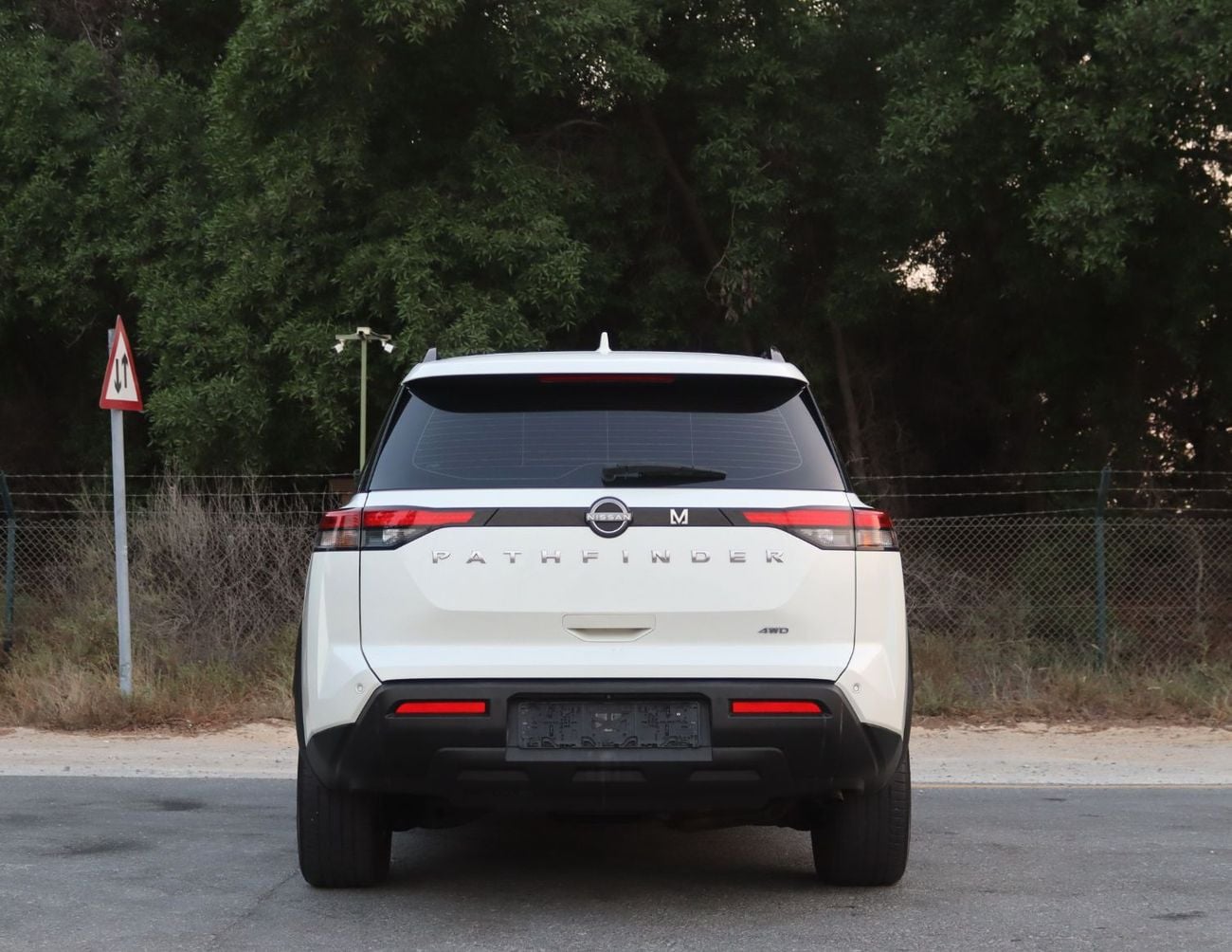 Nissan Pathfinder SV ACCIDENTS FREE - GCC - 3500 CC - 8 STR - 4WD - PERFECT CONDITION INSIDE OUT