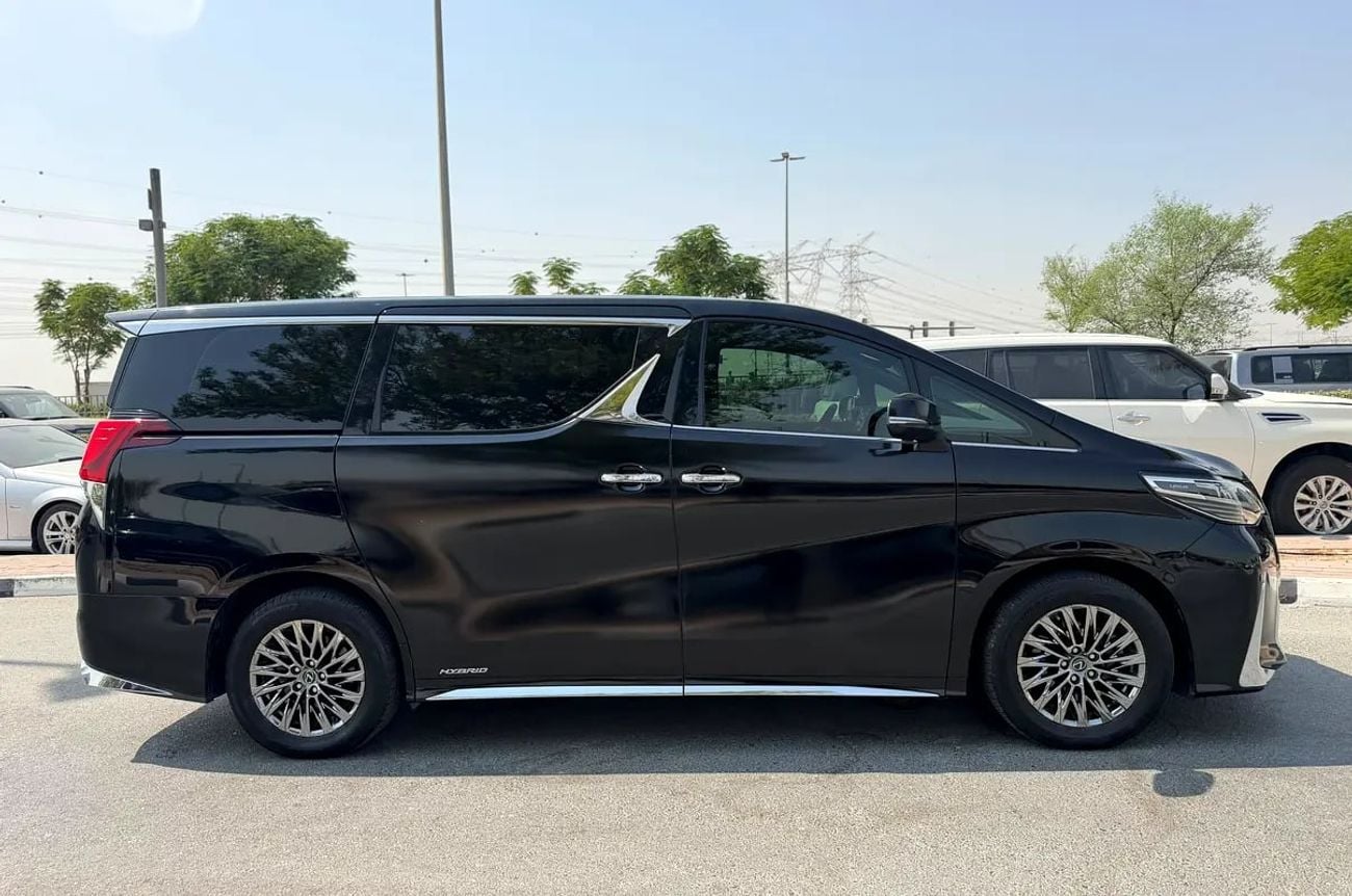 Lexus LM 300H LM 300h Hybrid | UAE - Excellent Condition | Regional Specs: