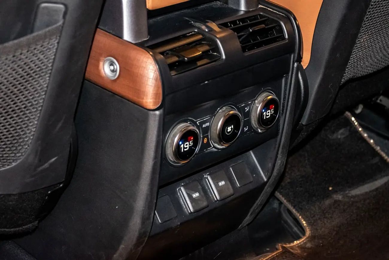 Land Rover Defender 110 HSE P400 | GCC Specs | Under Warranty & Service Contract