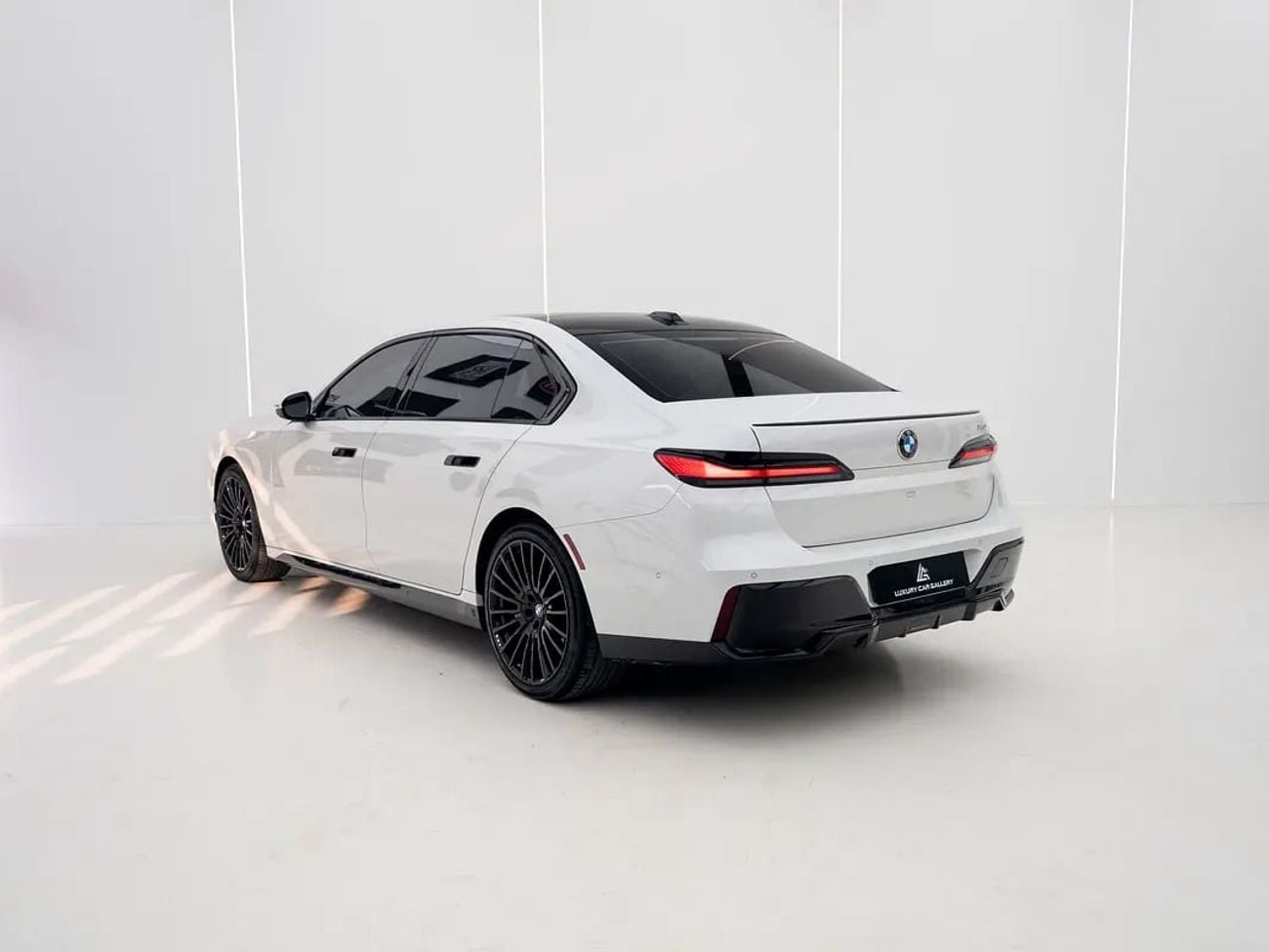 BMW 740i M SPORT BOWERS & WILKINS | PANORAMIC GLASS ROOF | BURGUNDY LEATHER