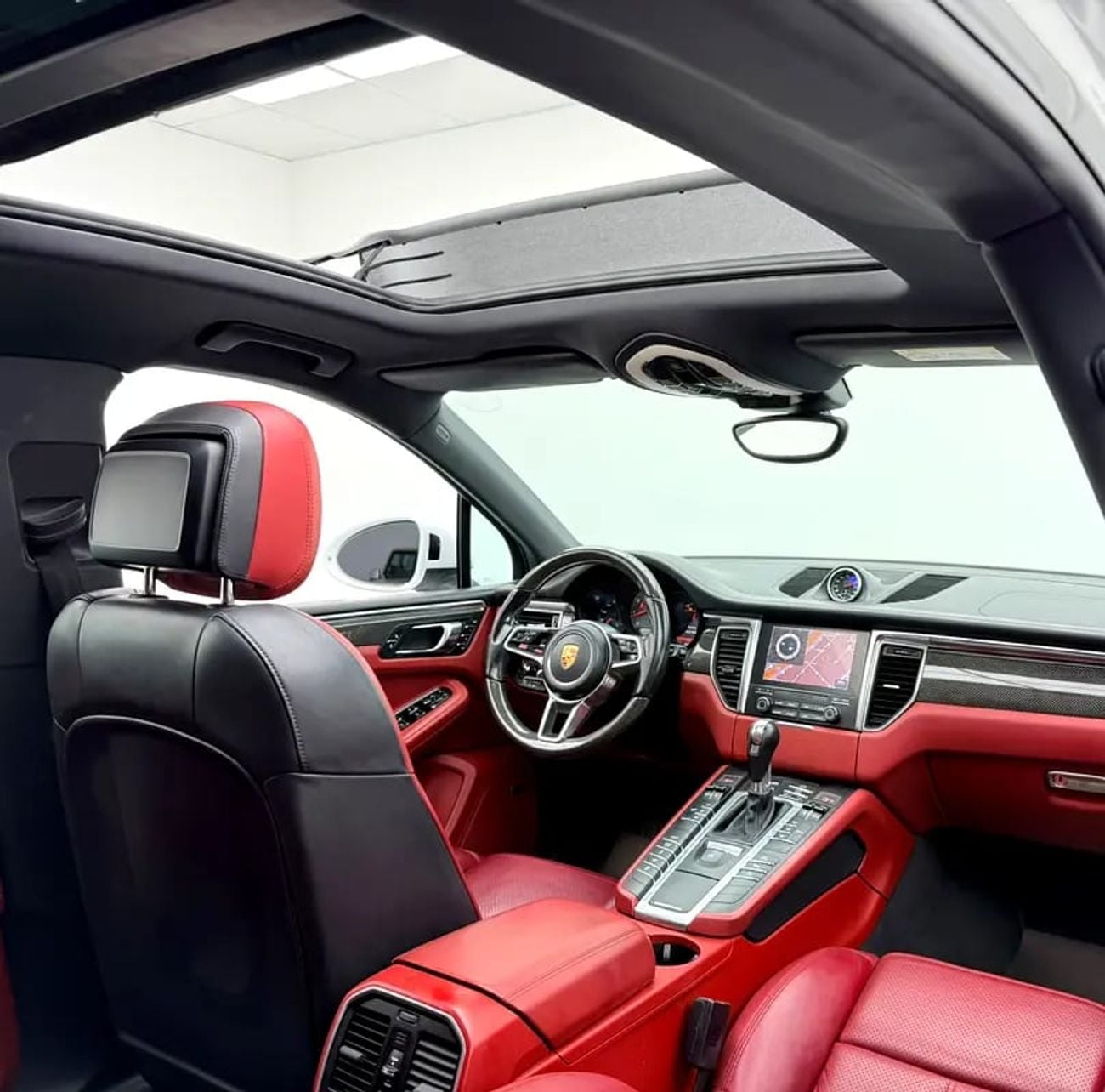 Porsche Macan S, Service History, Carbon Fiber Interior, Fully Loaded, Excellent Condition, GCC