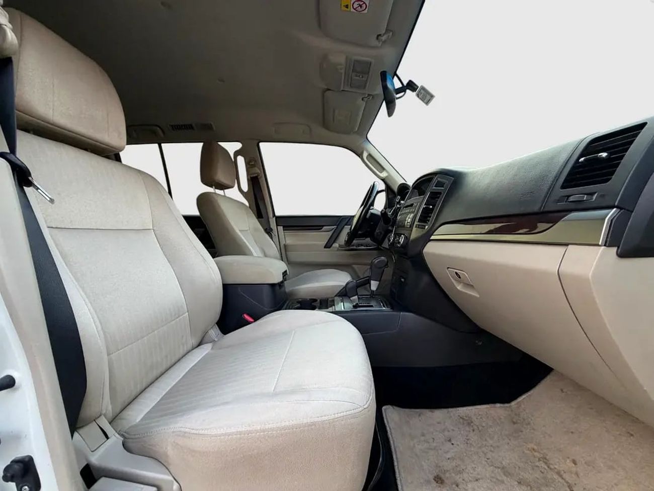 ميتسوبيشي باجيرو GLS V6 | 7-SEATER 4WD SUV | GCC