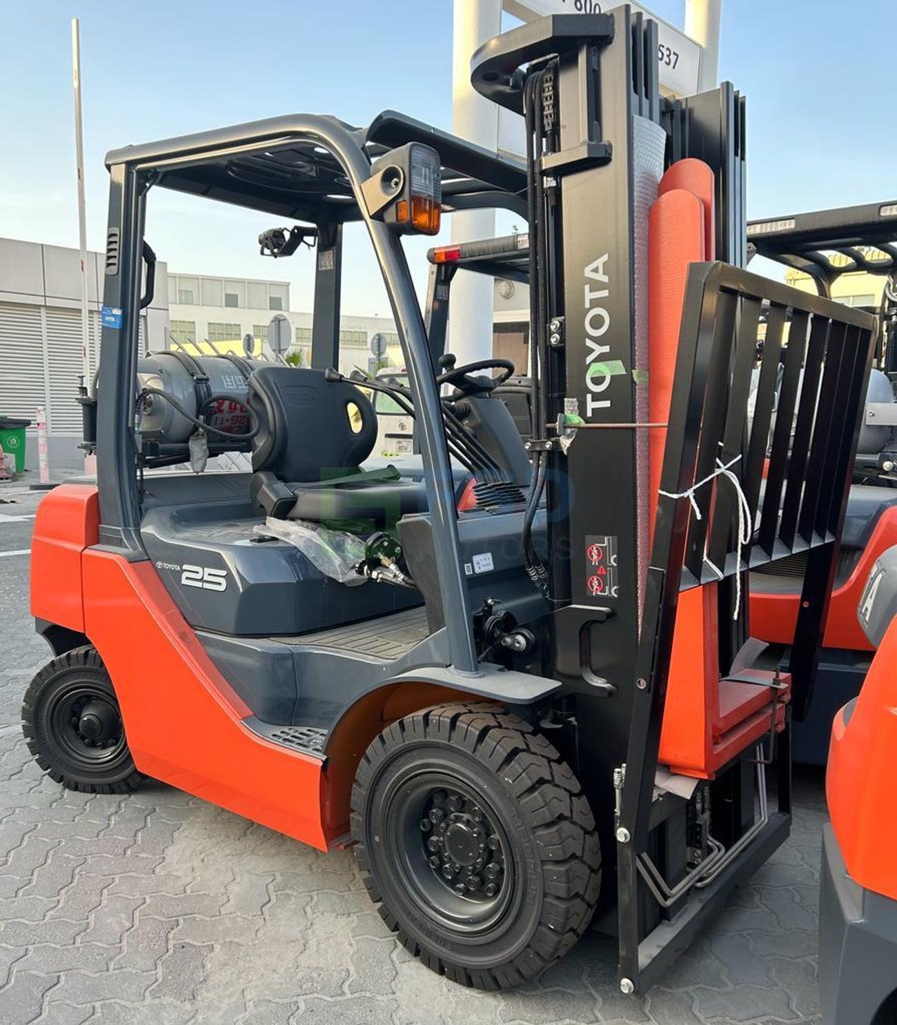 Toyota Fork lift Forklift TOYOTA 2.5 TON 3 STAGE Gasoline/LPG FORKLIFT TRUCK MODEL 32-8FG25 (Export Only)