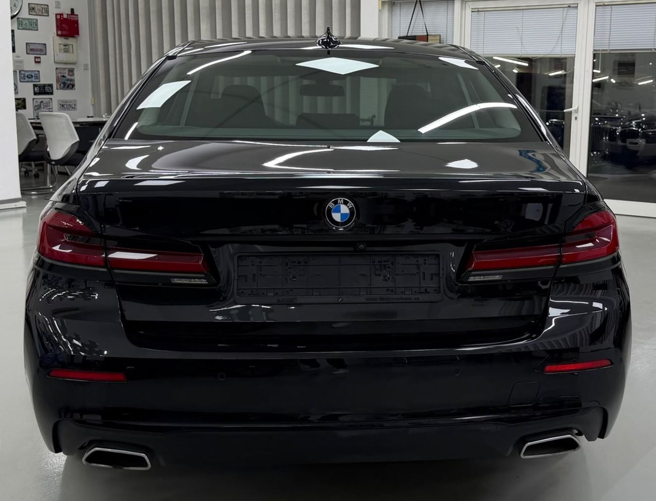 بي أم دبليو 520i EXCLUSIVE PLUS شركة خليجية .. سجل صيانة كامل .. حالة ممتازة .. 4 سلندر