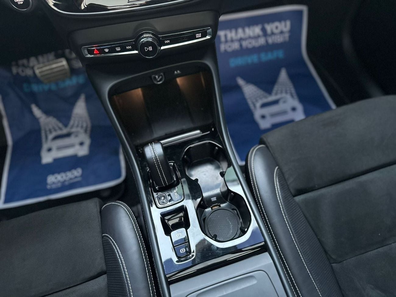 فولفو XC 40 R DESIGN فولفو XC40 T4 موديل 2020 بمواصفات خليجية، كروس أوفر فاخرة بتصميم رياضي وتجهيزات أمان وراحة متقدمة، م