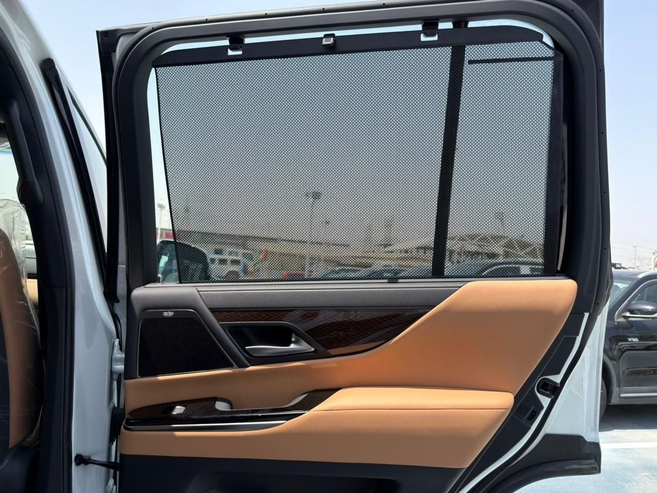 لكزس LX 700h SIGNATURE لكزس LX 700 هايبرد، نظام ركن آلي، أبيض/بيج.