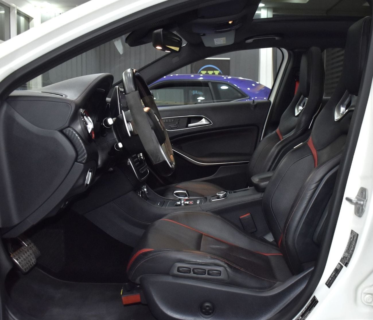 مرسيدس بنز A45 إيه إم جي عرض ممتاز لسيارة مرسيدس بنز A45 AMG 4Matic Edition 1 (موديل 2014) باللون الأبيض بمواصفات خليجية
