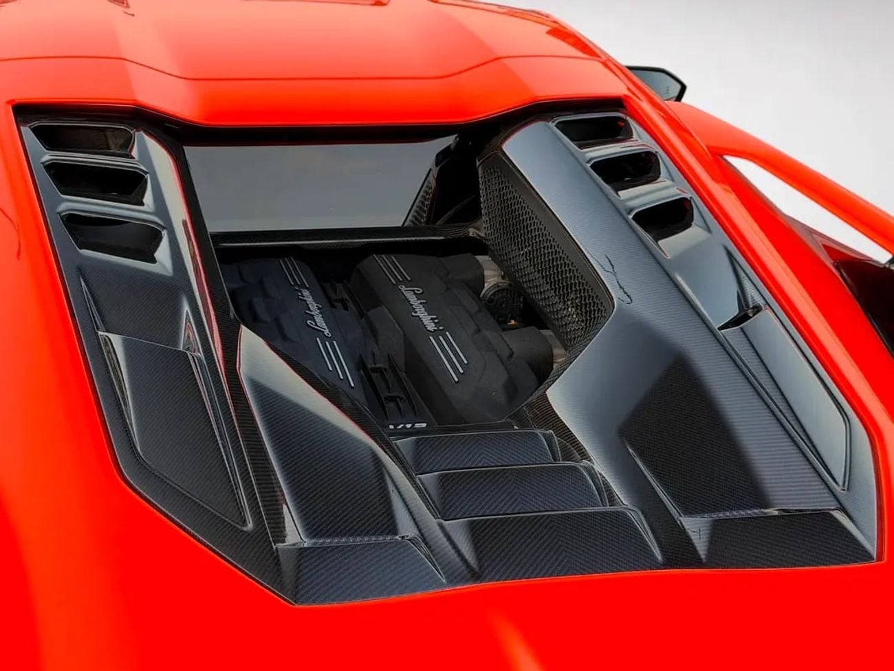 لامبورغيني ريفويلتو سبورتيفا FULL EXTERIOR & INTERIOR CARBON OPTION | UNDER WARRANTY
