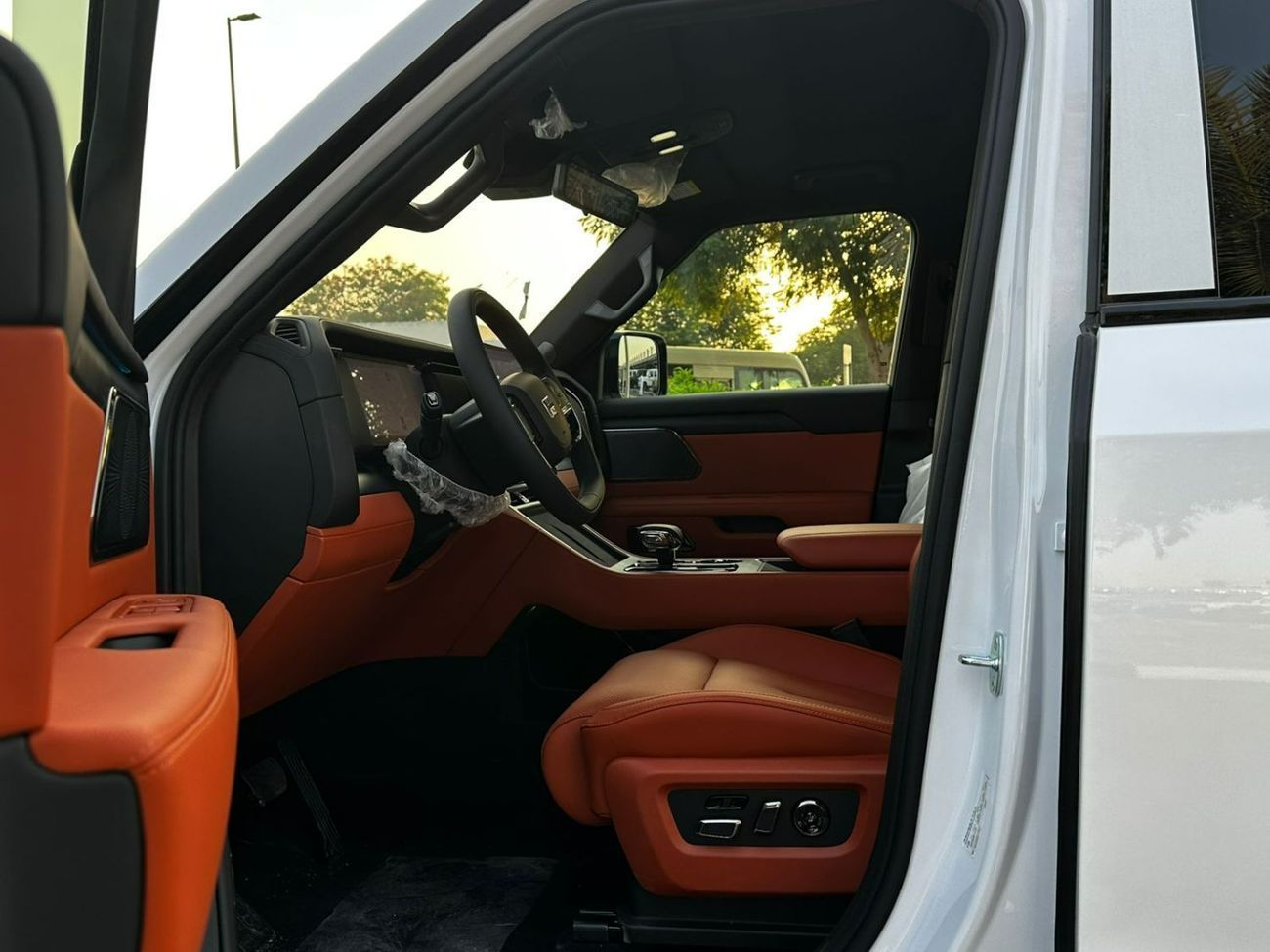روكس 01 VIP ROX 01 7 SEATS HYBRID White/Orange | Long range 2026