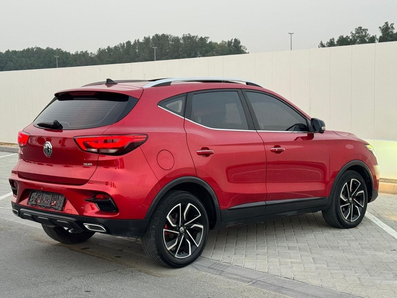MG ZS LUX
