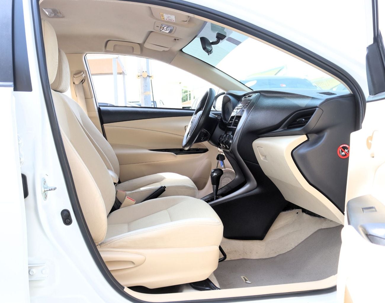 Toyota Yaris E ACCIDENTS FREE - GCC - ORIGINAL PAINT - SEDAN - PERFECT CONDITION INSIDE OUT