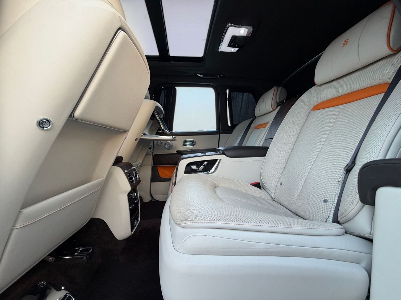 Rolls Royce Cullinan STANDARD ROLLS-ROYCE CULLINAN SILVER BADGE | GCC | ORIGINAL PAINT | AGMC SERVICE CONTRACT