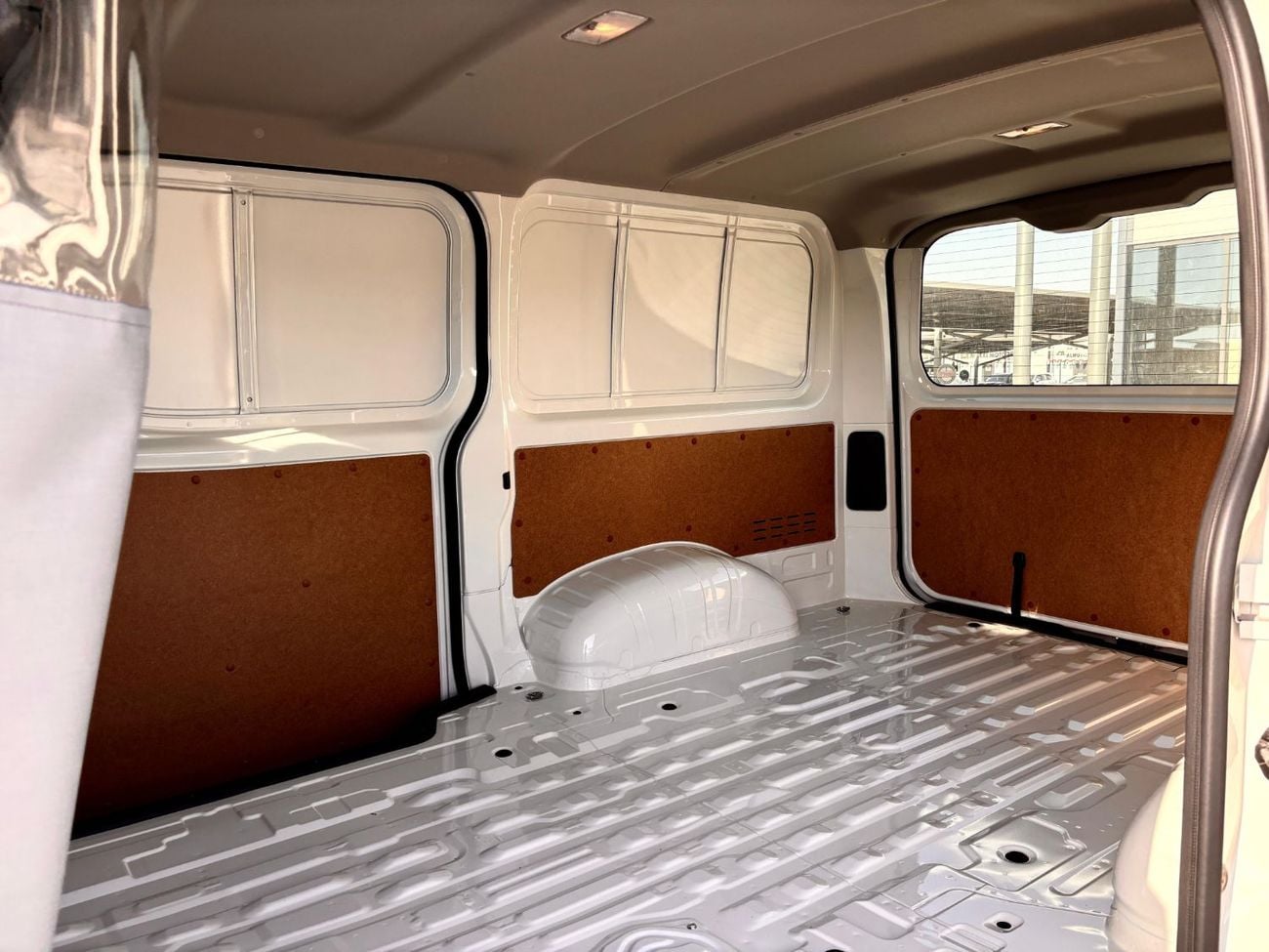 Toyota Hiace GL - STANDARD ROOF CARGO MANUAL TRANSMISSION