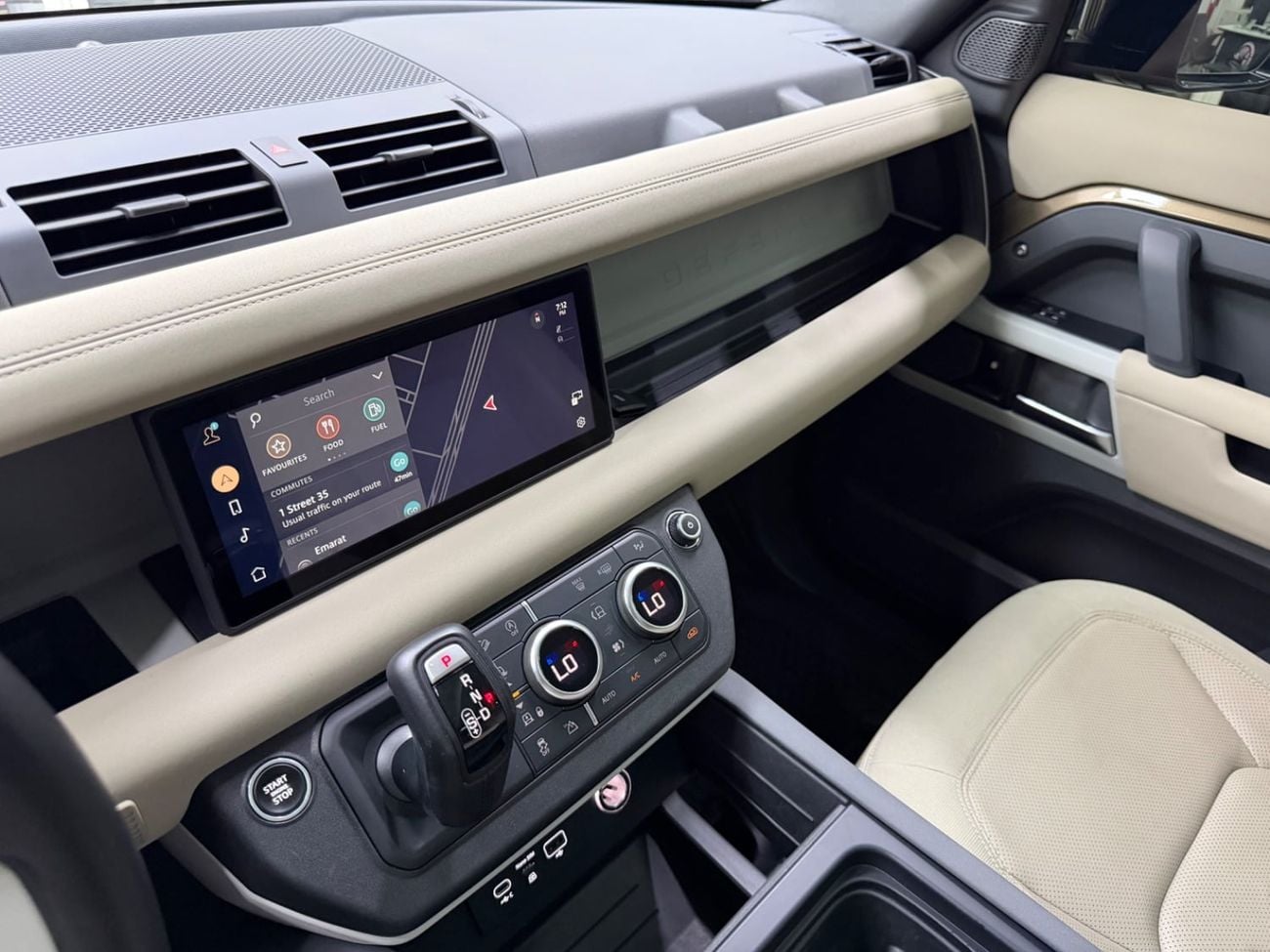 لاند روفر ديفندر 110 HSE P400