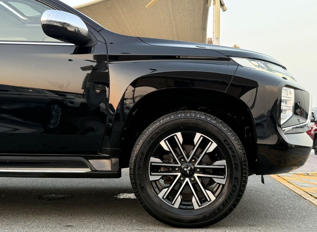 Mitsubishi Montero Sport GLS PREMIUM ACCIDENTS FREE - GCC - ORIGINAL PAINT - FULL OPTION - PERFECT CONDITION INSIDE OUT