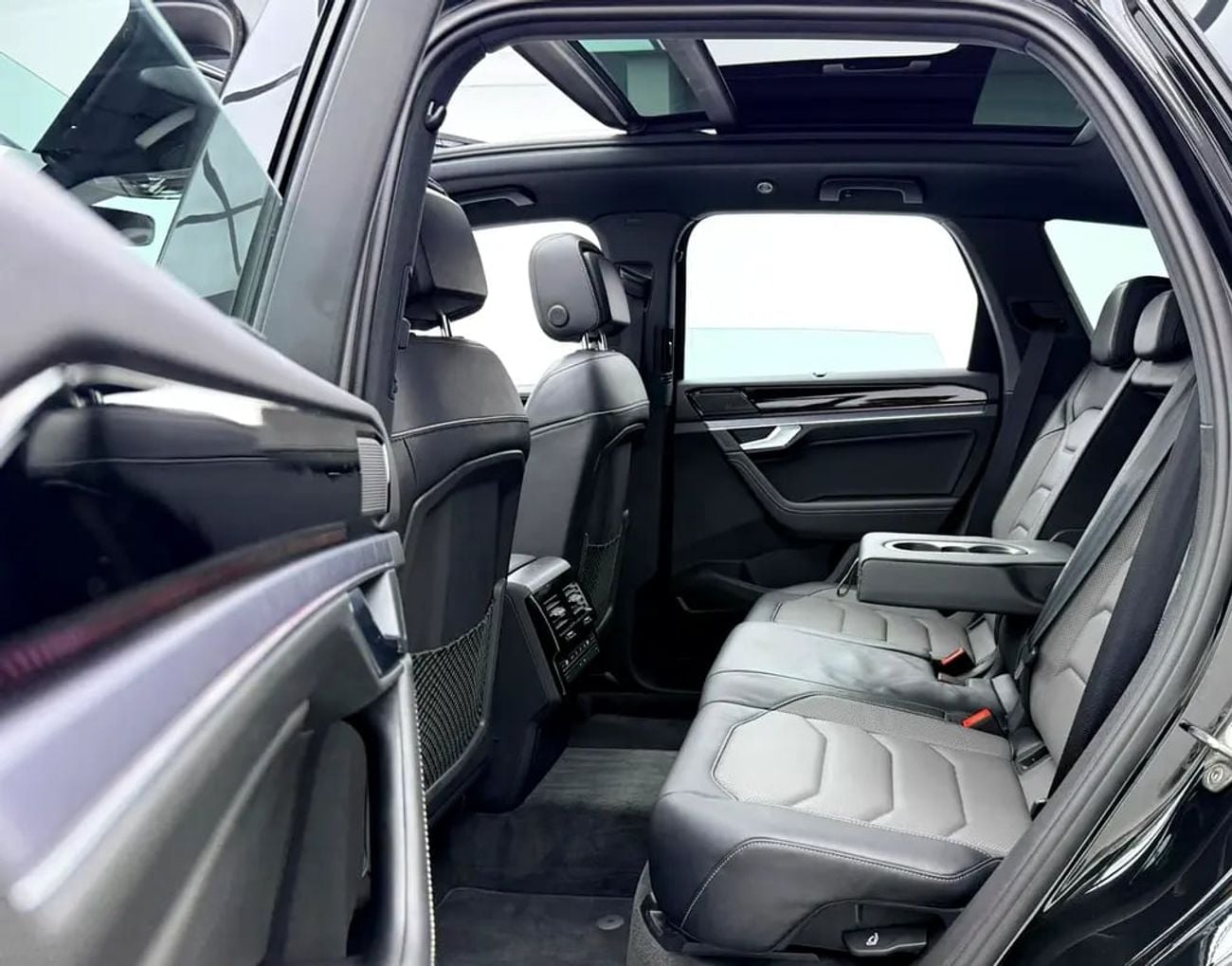 Volkswagen Touareg R-Line, VW Warranty + Service Pack, Full VW Service History, GCC