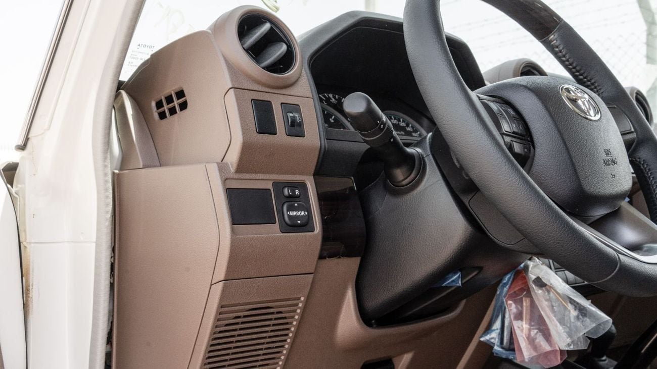 Toyota Land Cruiser 70 LC76 HT VXR Toyota Land Cruiser 4.0L MT Petrol (White-Brown) Basic