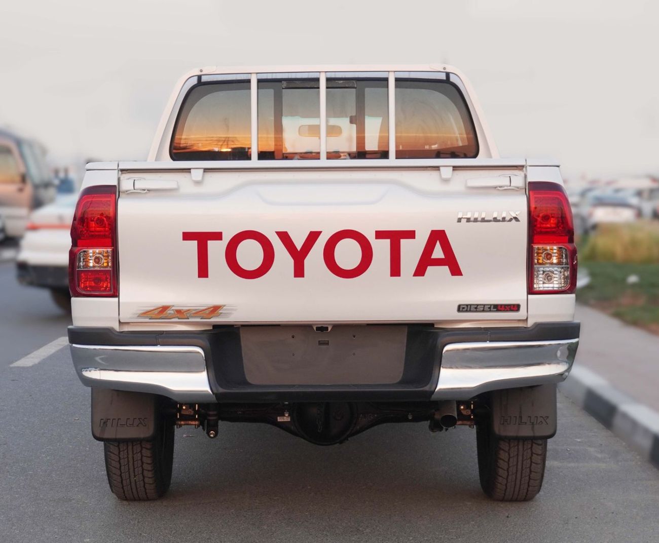 Toyota Hilux DLX 4x4 DC 2.4 DSL M/T MID