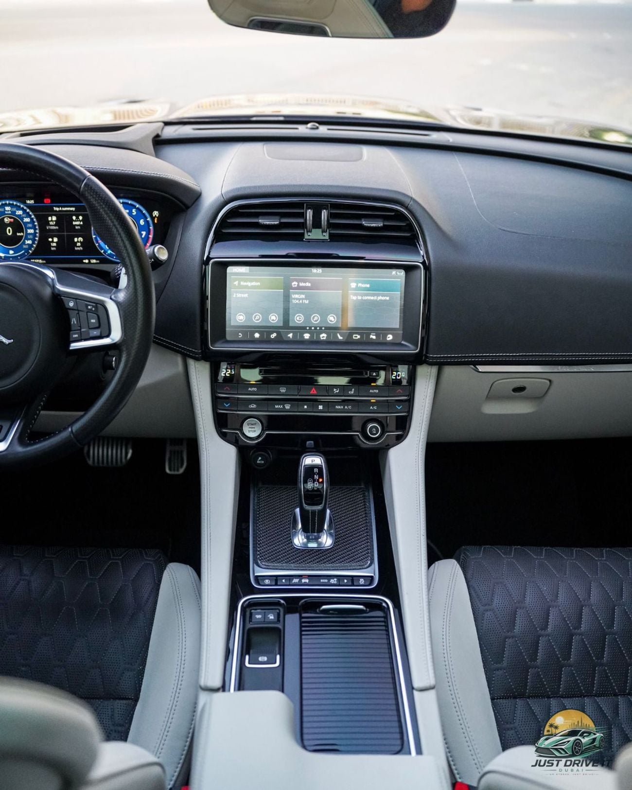 Jaguar F-PACE SVR