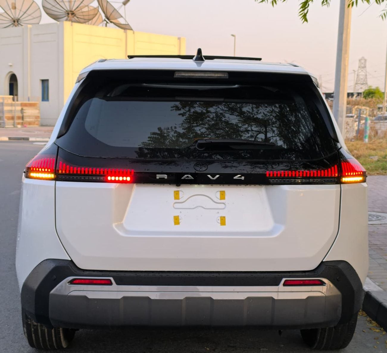 تويوتا راف ٤ 2WD Luxury محرك بنزين سعة 2.0 لتر، موديل 2026
