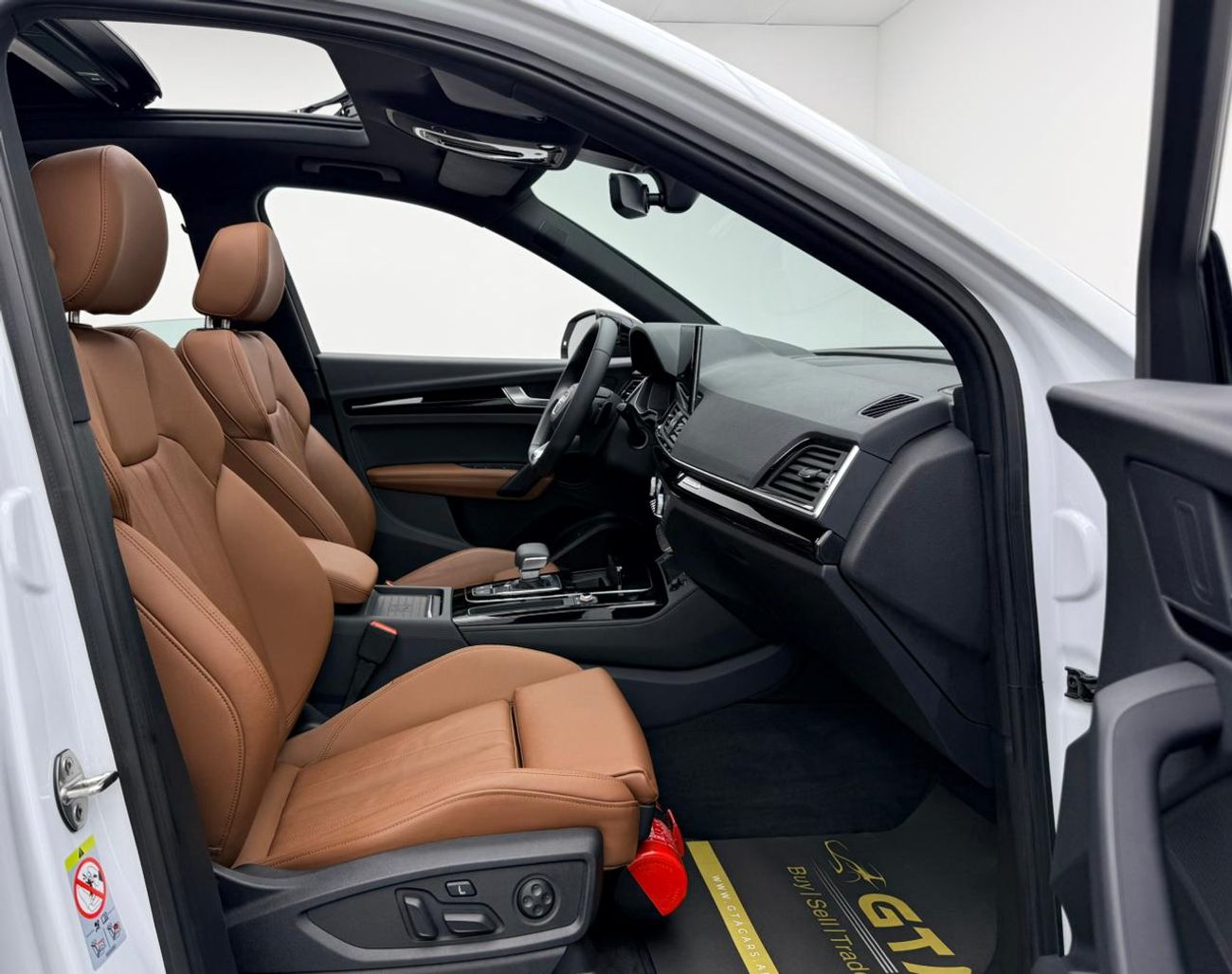 أودي Q5 45 TFSI SPORTBACK S-LINE 2024 Audi Q5 45TFSI Quattro S-Line, 2029 Audi Warranty + Service Pack, Low Km, Fully Loaded, GCC