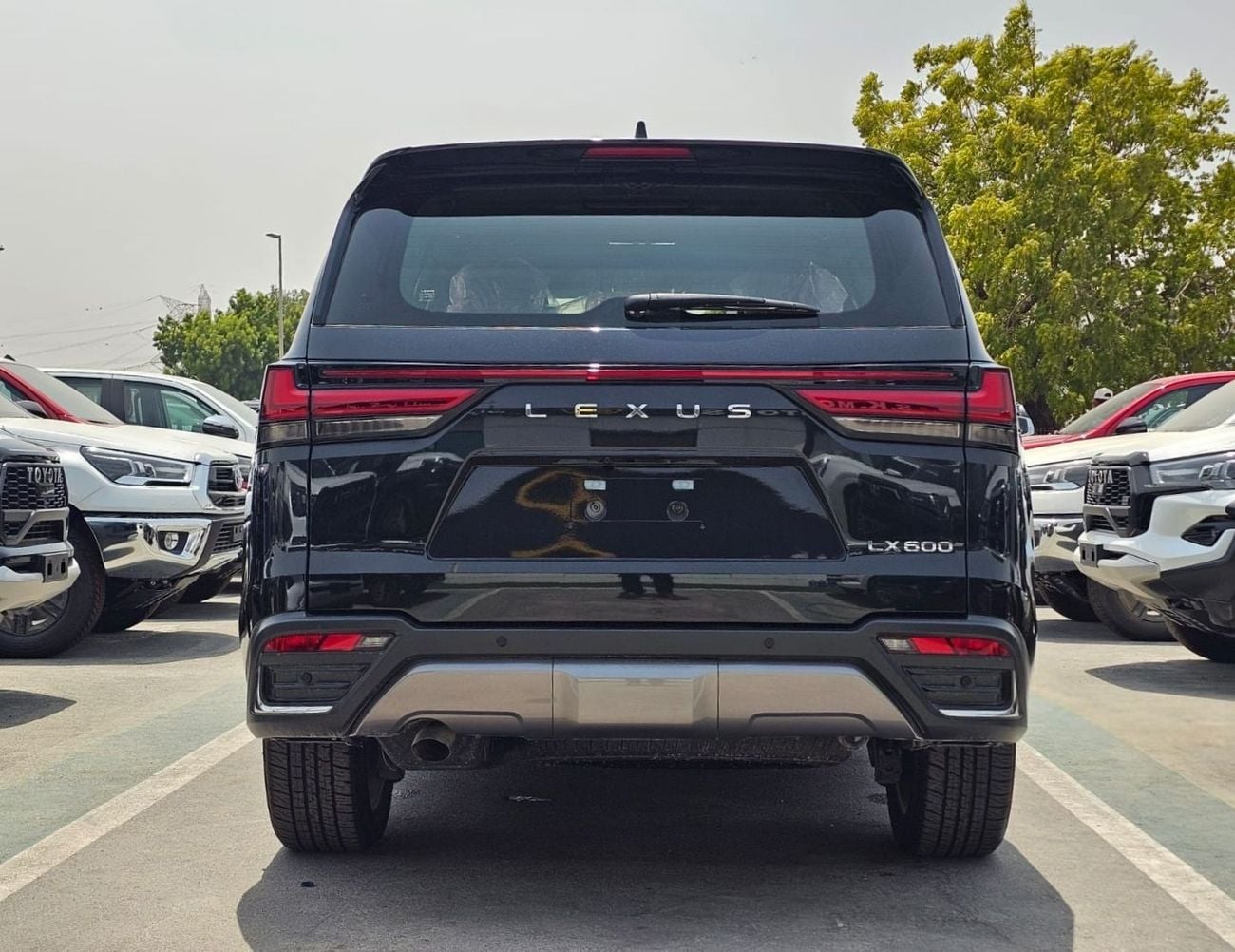 Lexus LX600 SIGNATURE || 3.5L V6 PETROL / RADAR / REAR ENTERTAINMENT SCREEN / HEADS UP DISPALY / COOL BOX (CODE