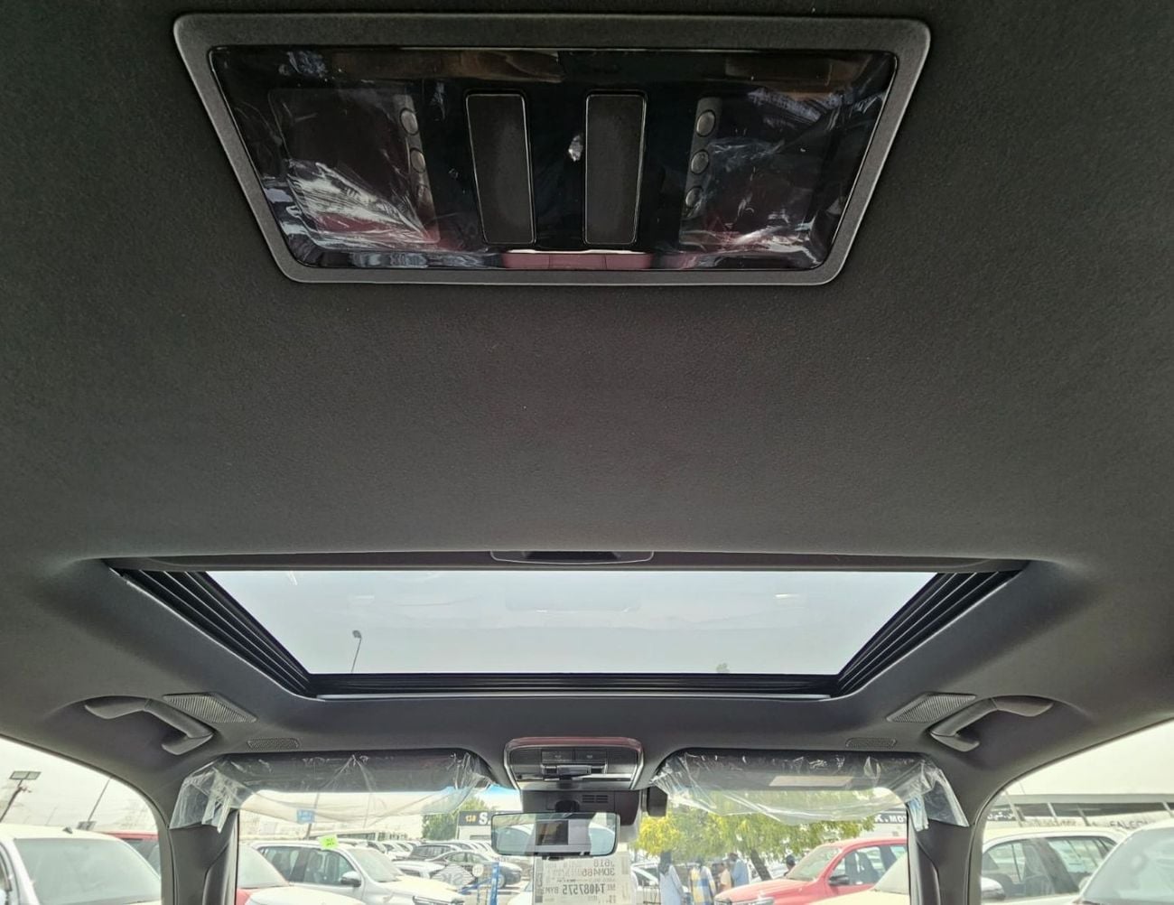 Lexus LX600 SIGNATURE || 3.5L V6 PETROL / RADAR / REAR ENTERTAINMENT SCREEN / HEADS UP DISPALY / COOL BOX (CODE