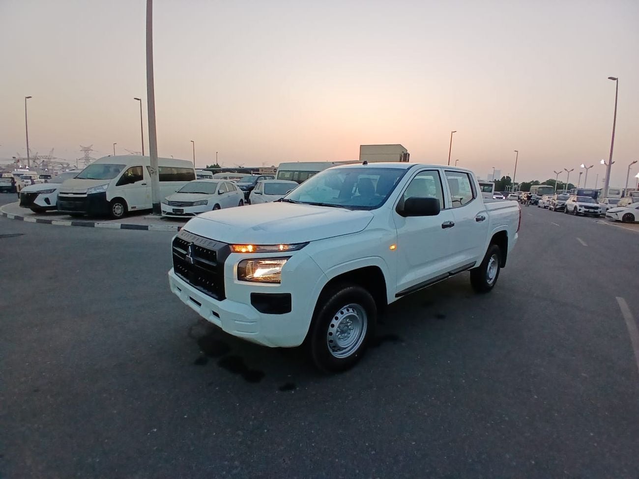 Mitsubishi L200 GLX Mitsubishi L200 M-Line 2.4L Petrol 4WD | 2026 | GCC Specs | Export Only |