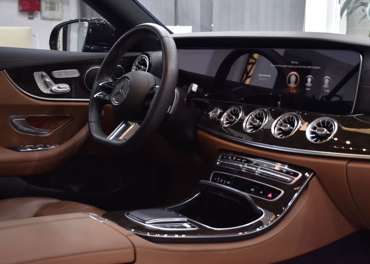 مرسيدس بنز E200 AMG عرض ممتاز لسيارة مرسيدس بنز E200 (موديل 2023) باللون الأسود بمواصفات خليجية
