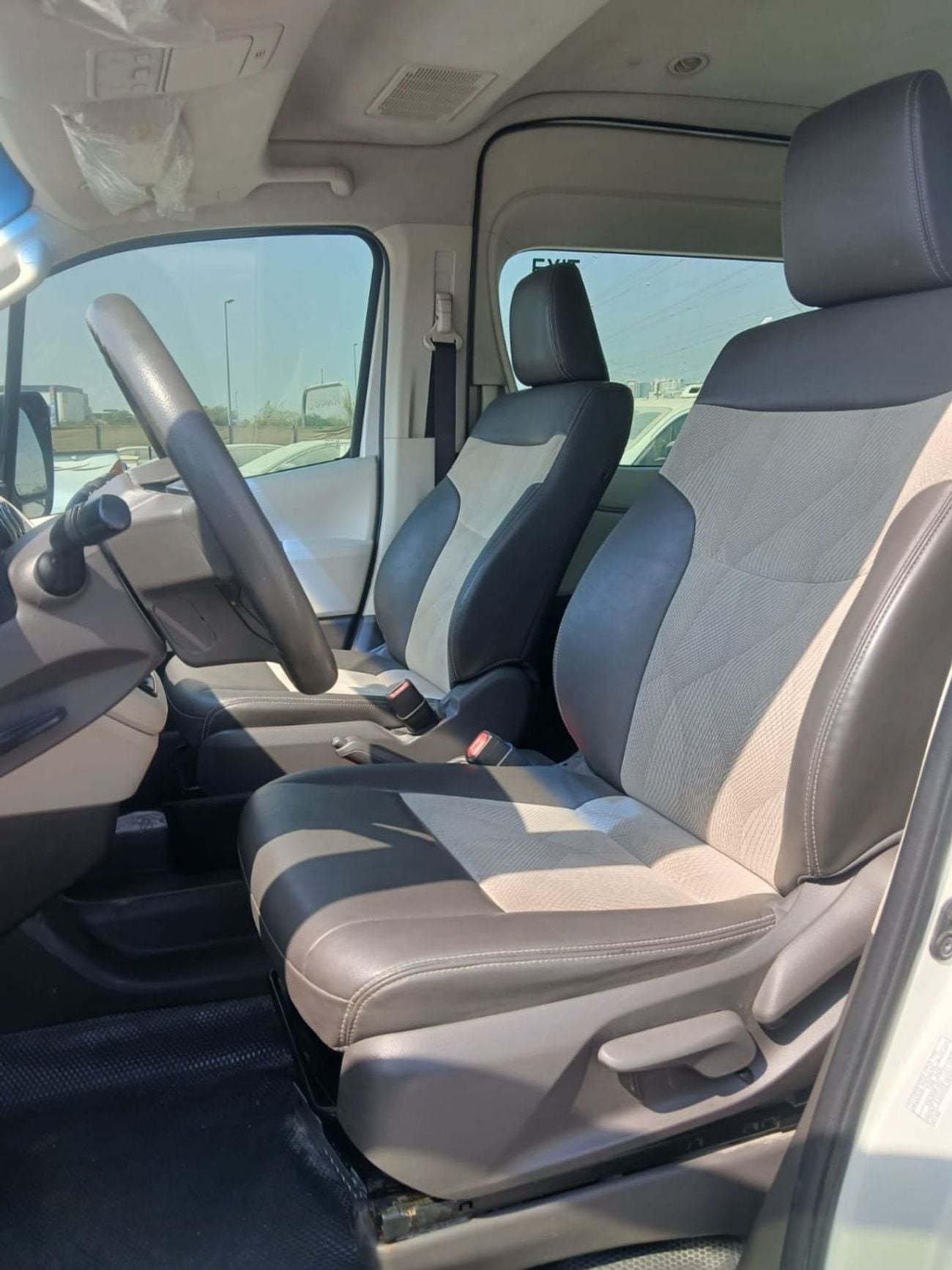 Toyota Hiace GL 2.8L Diesel Manual 9+ Seats 4 Doors