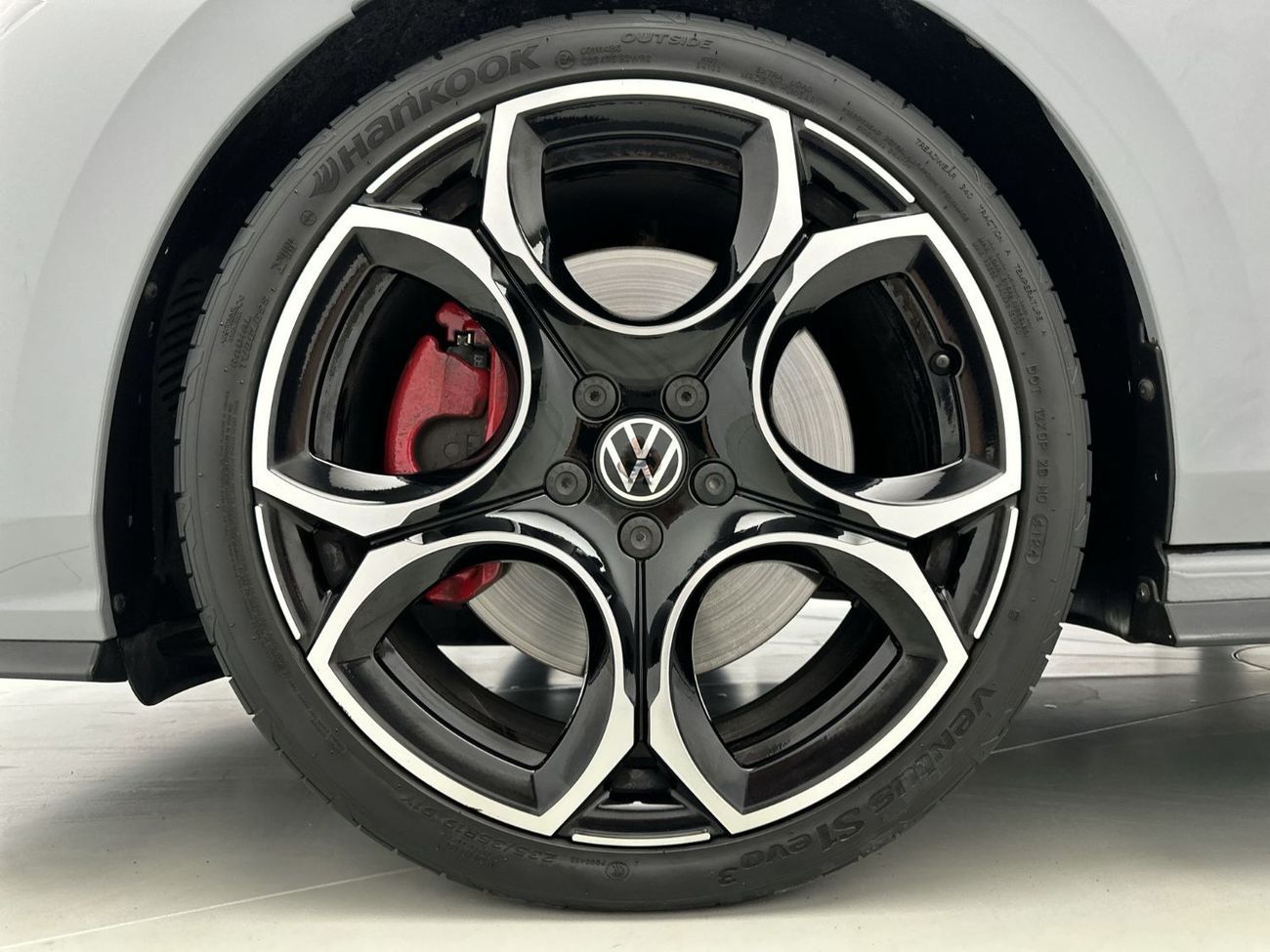 Volkswagen Golf GTI Premium Leather Seats 2L | 22,000 AED SAVINGS from New Car | 265 HP | GCC Specs