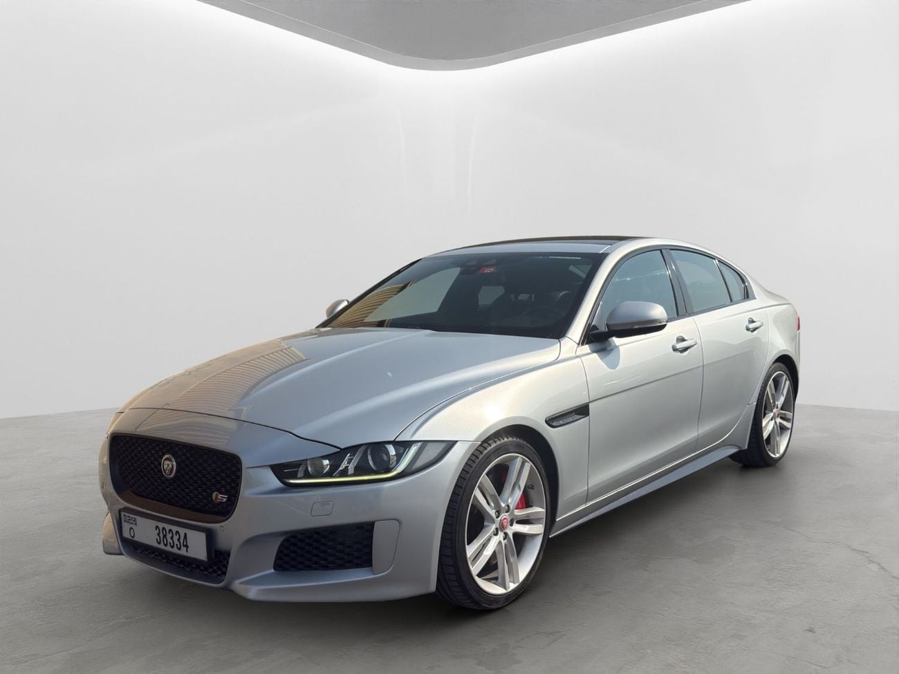 جاكوار XE S جاكوار XE سبورت V6 موديل 2016 | فضي / ألكانتارا أسود | فخامة بأسعار معقولة