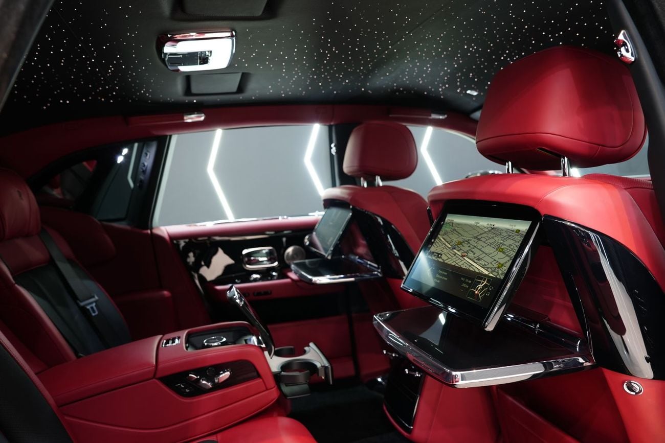 Rolls Royce Phantom STANDARD Std 6.8L VIII, Bespoke Audio, Rear Entertainment, Brushed Steel Bonnet, GCC Specs!!