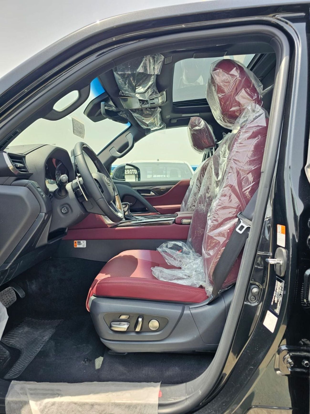 Lexus LX600 SIGNATURE || 3.5L V6 PETROL / RADAR / REAR ENTERTAINMENT SCREEN / HEADS UP DISPALY / COOL BOX (CODE